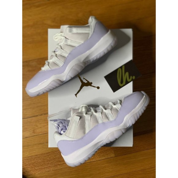 Size 8 Air Jordan Retro 11 Low "Pure Violet" - Picture 5 of 5